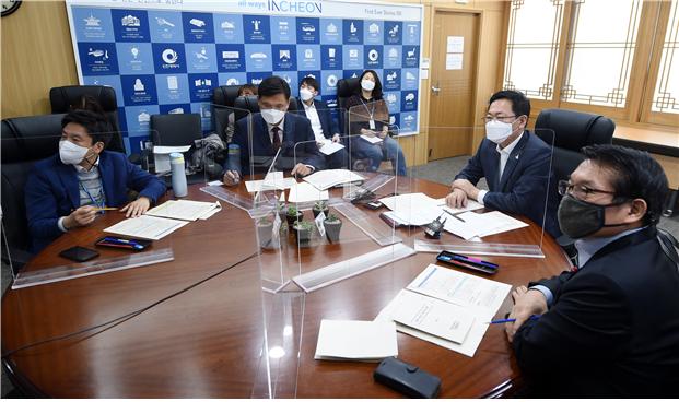 ▲박남춘 인천시장이 지난 4월 9일 시청 접견실에서 열린 '화이트바이오산업 육성전략 발표 관련 영상회의'를 주재하고 있다.