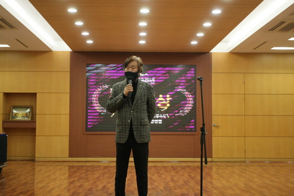 ▲인천뉴스 강명수 대표가 제8회 올해의 봉사대상에서 인사말을 하고있다.