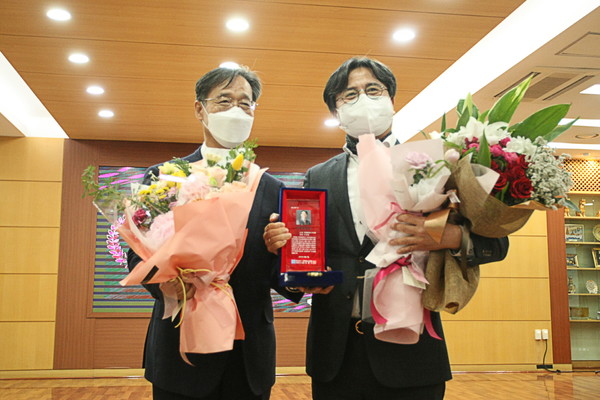 ▲제8회 올해의 봉사대상에서 이재현 서구청장이 자치행정대상을 수상했다.