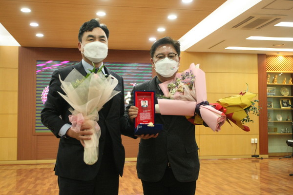 ▲제8회 올해의 봉사대상에서 김정식 미추홀구청장이 자치행정대상을 수상했다.