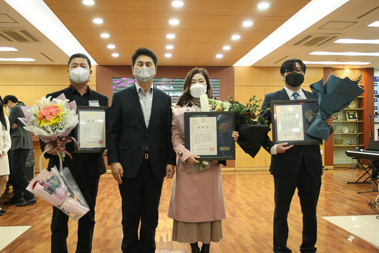 ▲제8회 올해의 봉사대상에서 신원수 세인한의원 원장, 조화현 i신포니에타 단장, 박보환 남동구노인인력개발센터장이 사회봉사대상(인천시장상)을 수상했다.