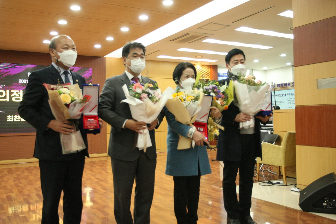 ▲제8회 올해의 봉사대상에서 최찬용 중구의회 의장, 나상길 전 부평구의회 의장, 이관호 미추홀구의회 기획행정위원장이 의정봉사대상(기초부문)을 수상했다.