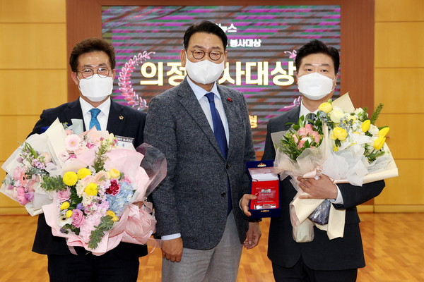 ▲제8회 올해의 봉사대상에서 김종득·남궁형 인천시의회 의원이 의정봉사대상(광역부문)을 수상했다.