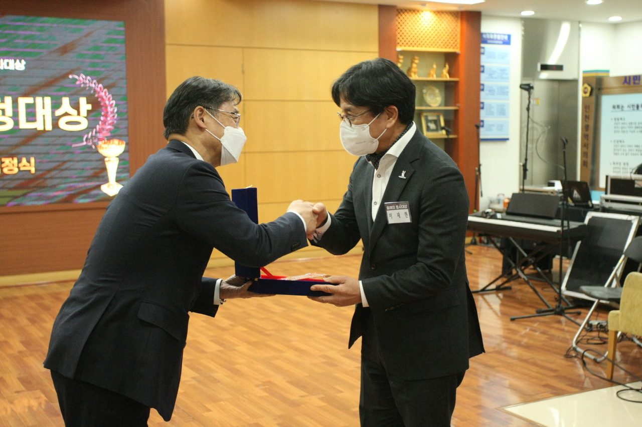 ▲제8회 올해의 봉사대상에서 이재현 서구청장이 유동수 의원에게 자치행정대상을 전달받고있다.