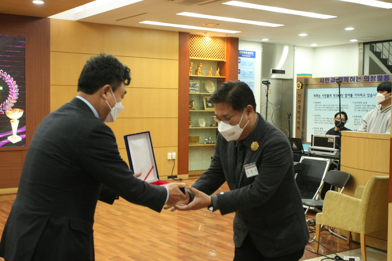 ▲제8회 올해의 봉사대상에서 김정식 미추홀구청장이 윤관석 의원에게 자치행정대상을 전달받고있다.