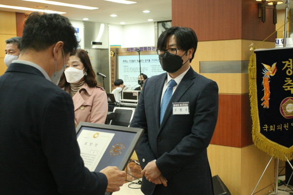 ▲제8회 올해의 봉사대상에서 신원수 세인한의원 원장이 조택상 정무부시장에게 사회봉사대상(인천시장상)을 전달받고있다.