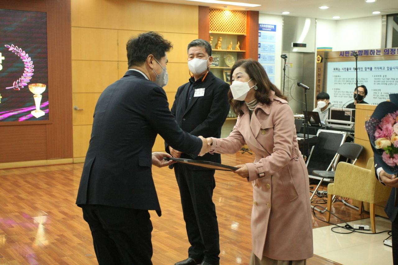 ▲제8회 올해의 봉사대상에서 조화현 i신포니에타 단장이 조택상 정무부시장에게 사회봉사대상(인천시장상)을 전달받고있다.