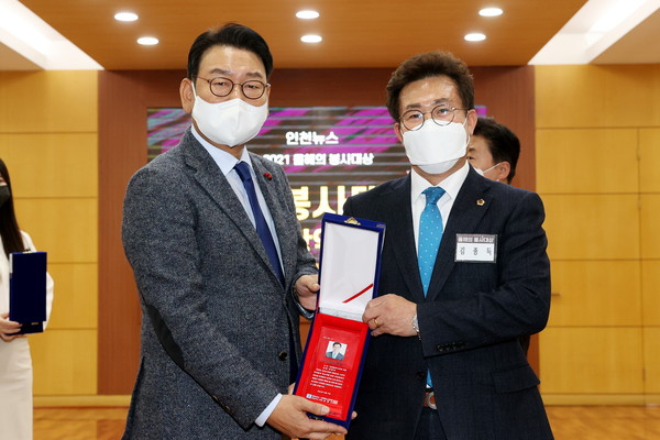 ▲제8회 올해의 봉사대상에서 김종득 의원이 김교흥 의원에게 의정봉사대상(광역부문)을 전달받고있다.