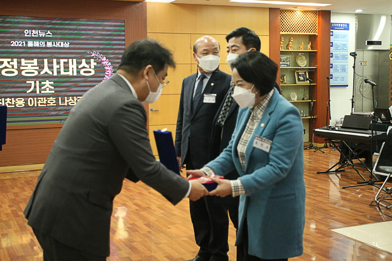 ▲제8회 올해의 봉사대상에서 최찬용 의원이 배준영 의원에게 의정봉사대상(기초부문)을 전달받고있다.