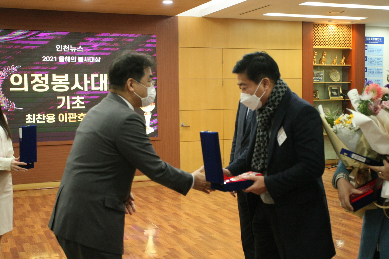 ▲제8회 올해의 봉사대상에서 이관호 의원이 배준영 의원에게 의정봉사대상(기초부문)을 전달받고있다.