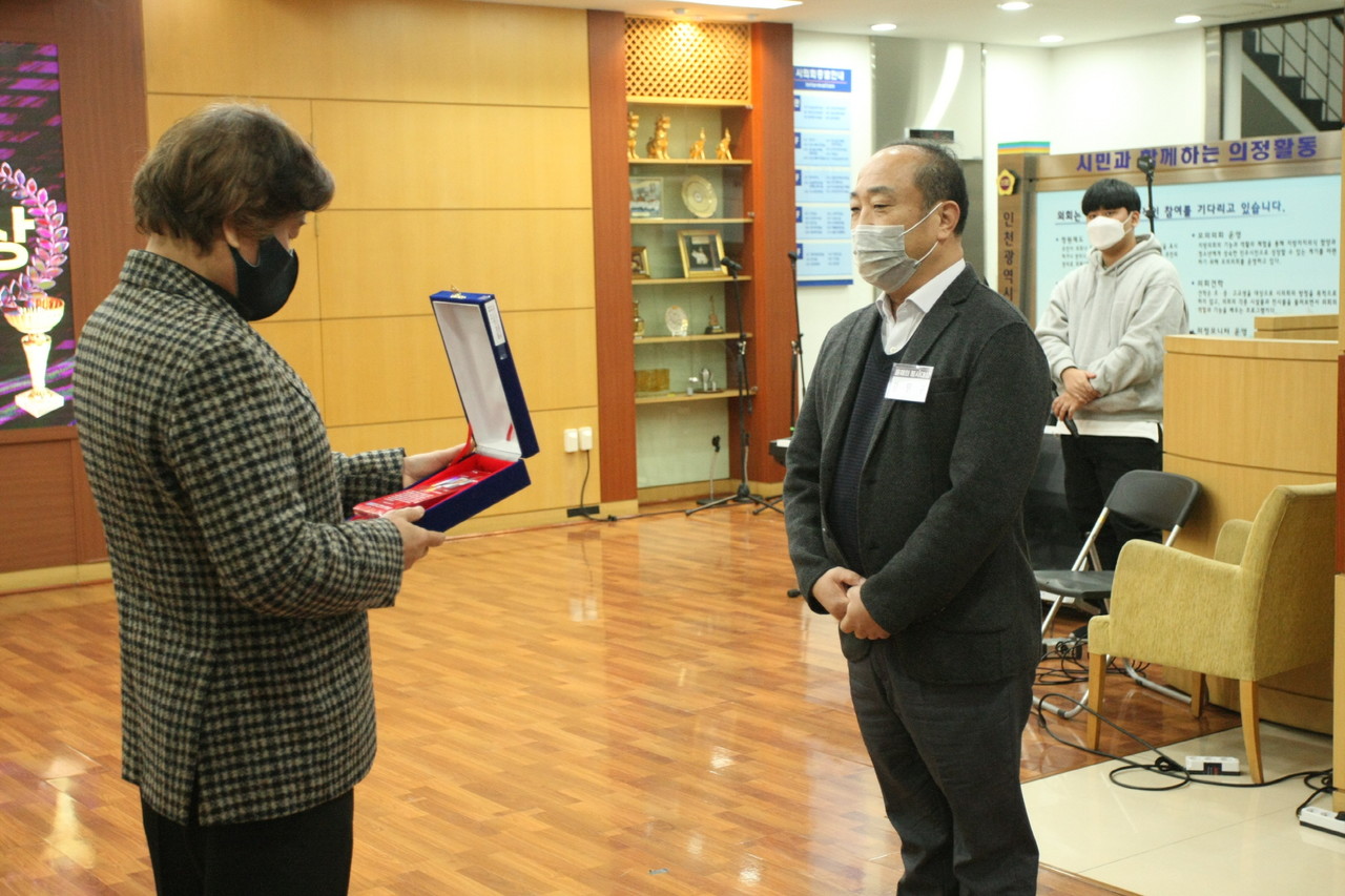 ▲제8회 올해의 봉사대상에서 강원구 (사)서해5도평화운동본부 상임고문이 강명수 (주)인천뉴스 대표에게 시민사회활동가대상을 전달받고있다.