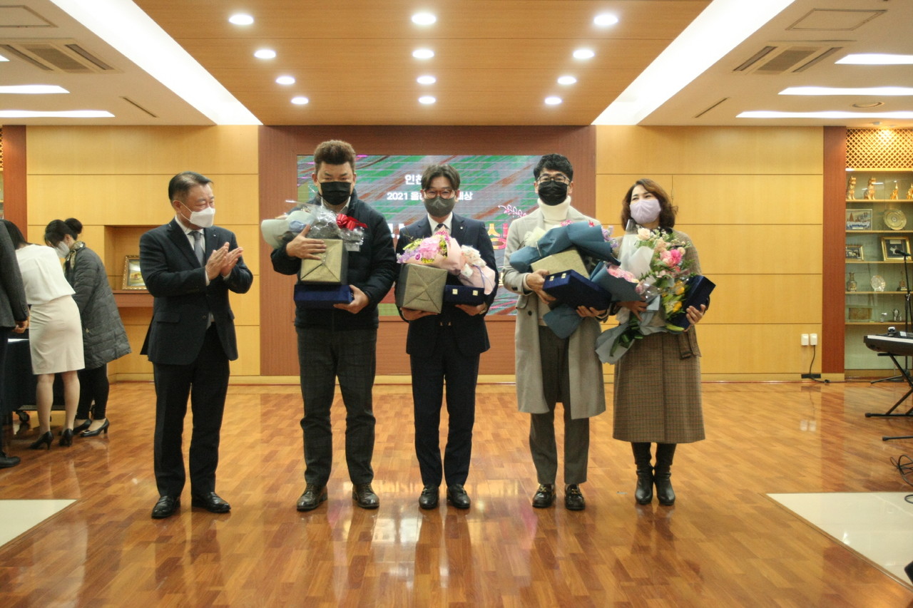 ​▲제8회 올해의 봉사대상에서 이기문 (주)미다스시스템 대표, 김남희 (주)유니트원 대표, 이승용 (주)더마크 대표, 윤일지 (주)유원기술 대표가 상공봉사대상을 수상했다.