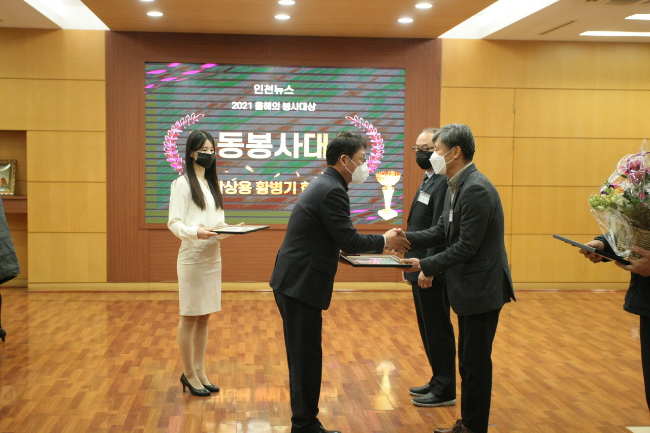 ▲제8회 올해의 봉사대상에서 황병기 SL공사노조위원장이 정의당 배진교 원내대표에게 노동봉사대상을 전달받고있다.