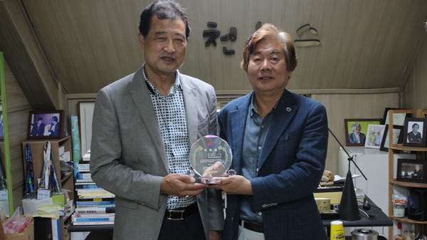 ▲21일 (사) 인천광역시관광협회 이임혁 회장이 인천뉴스를 방문해 강명수 대표이사와 함께 위촉패를 들고 기념사진을 촬영하고 있다.