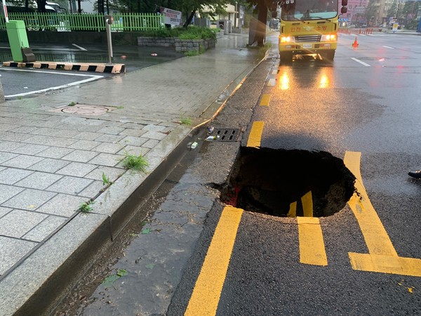 중구 항동2가 중부경찰서 옆 싱크홀(1m×1m) 