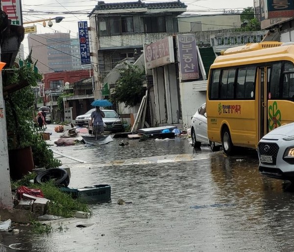 ▲집중 호우로 골목에 많은 양의 물이 차오르고 있다..(출처 허종식의원 페이스북)