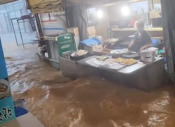 ▲많은 호우로 인해 전통시장이 침수되었다. (출처 허종식의원 페이스북)