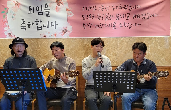 후배 기타동아리 '맑은소리' 축하공연 모습이다.