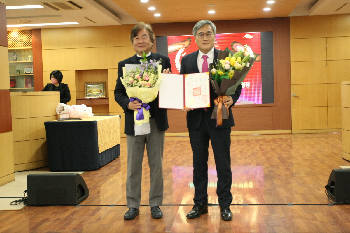 ▲제9회 올해의 봉사대상에서 김진용 인천경제자유구역청장이 국회의장상을 수상했다.