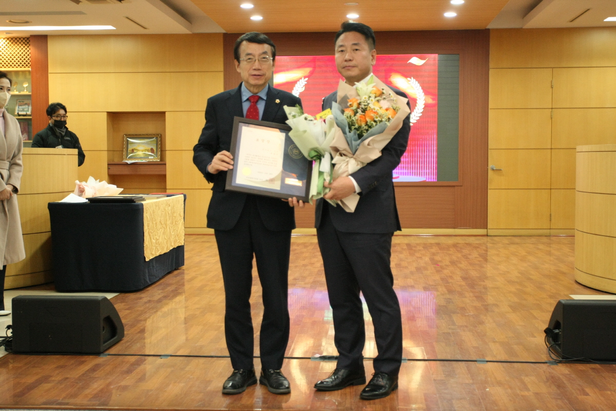▲제9회 올해의 봉사대상에서 최종국 법무법인 신천 실장이 인천시의회의장상을 수상했다.