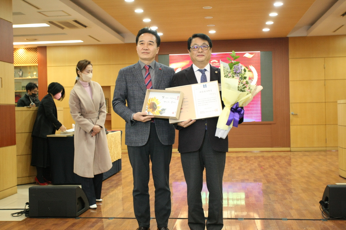 ▲제9회 올해의 봉사대상에서 김대중 인천시의회 의원이 의정봉사대상(광역)을 수상했다.