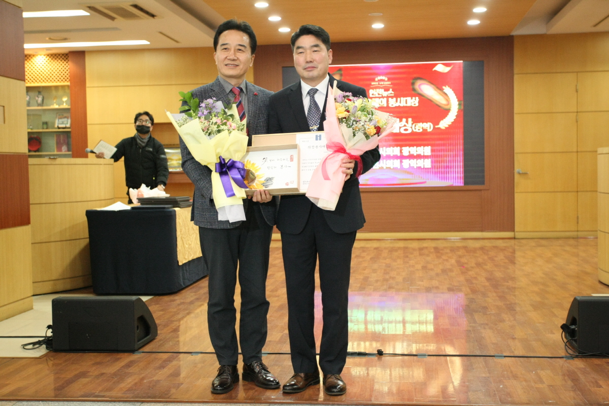 ▲제9회 올해의 봉사대상에서 조성환 인천시의회 의원이 의정봉사대상(광역)을 수상했다.