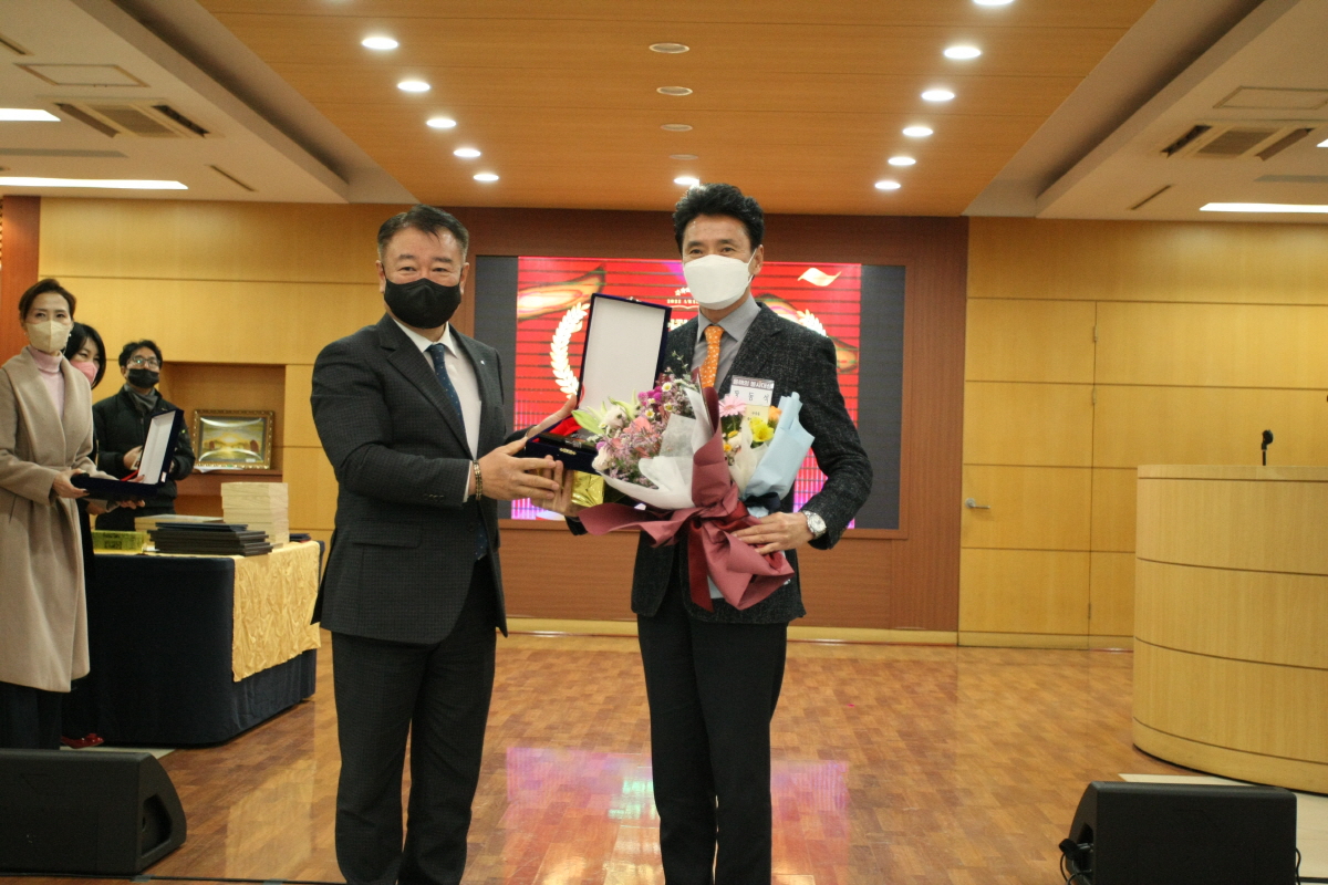 ▲제9회 올해의 봉사대상에서 장동석 이학갈비 대표가 상공봉사대상을 수상했다.