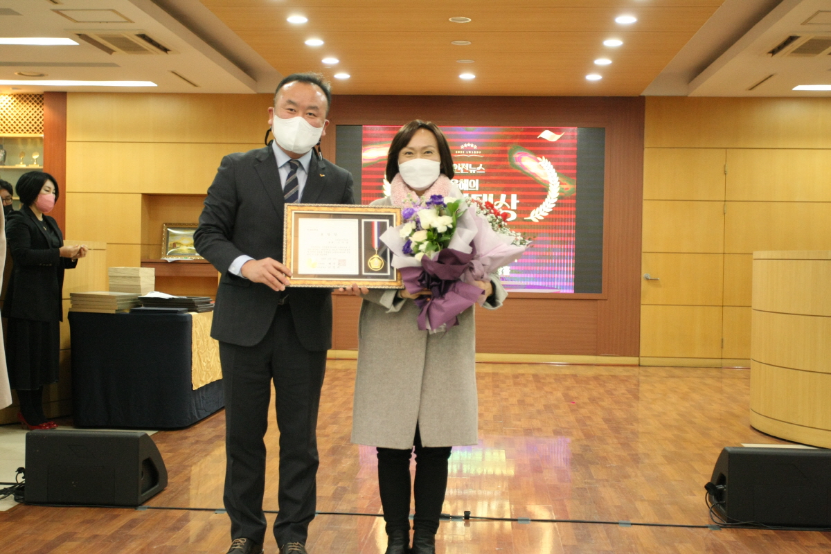 ▲제9회 올해의 봉사대상에서 신지윤 인천시의료원 대외소통협력실 파트장이 노동봉사대상을 수상했다.