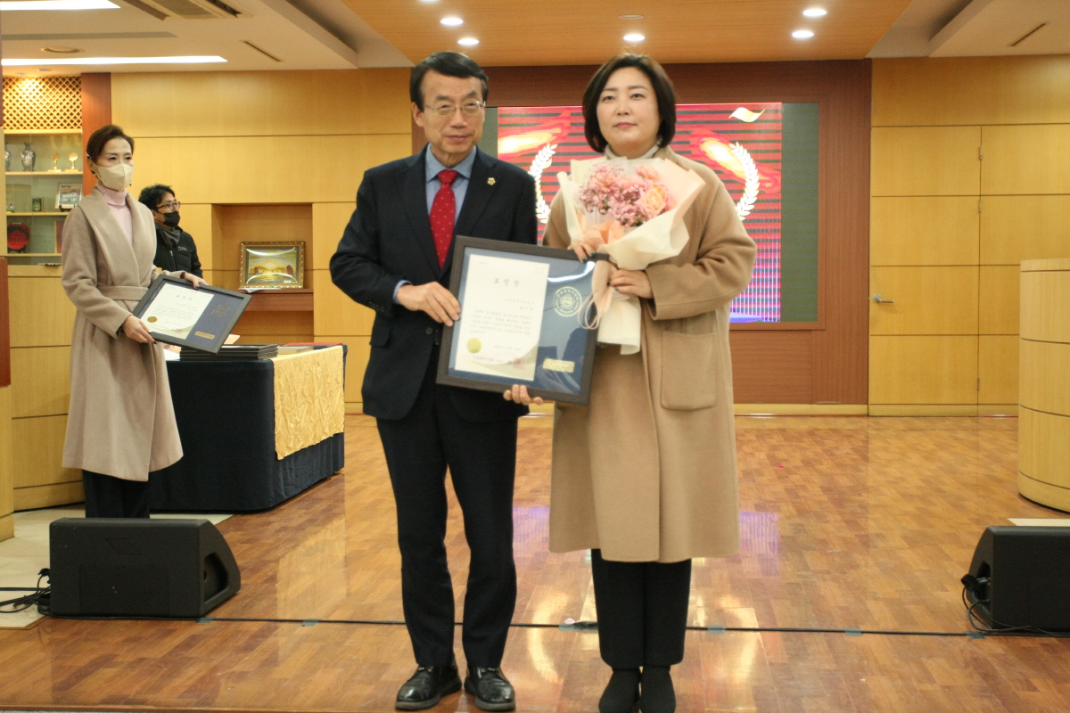 ▲제9회 올해의 봉사대상에서 방지현 인천 송도 대표가 인천시의회의장상을 수상했다.