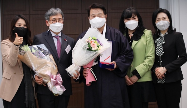 지난 2021년 12월 한국인터넷기자상 대중문화상을 수상한 배우 선동혁과 아내 그리고 기자(김철관 한국인터넷기자협회장)와 배우 고용화 등이 기념사진을 촬영했다.