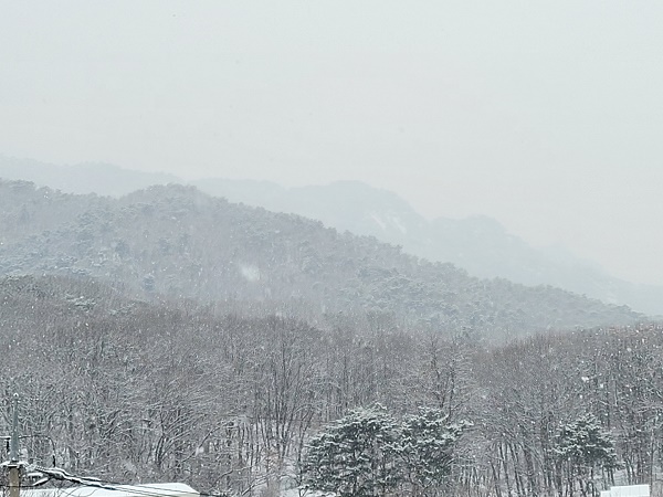 서울 강북 수유리에서 바라본 북한산의 풍경