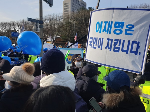 28일 오전 서울중앙지검 앞에 모인 이재명 대표 지지자들이다.
