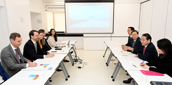 유정복 인천광역시장이 3일 주홍콩유럽상공회의소를 방문해 이냐키 아마테 회장과 홍콩진출 유럽기업 상황 및 비즈니스 환경에 대해 논의하고 있다.