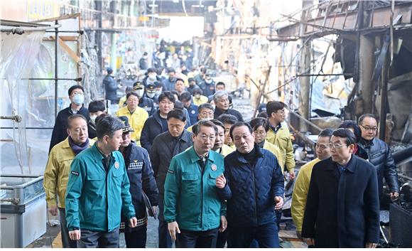 ▲유정복 인천광역시장이 5일 동구 현대시장에서 한창섭 안전행정부차관과 화재현장을 점검하고 있다.