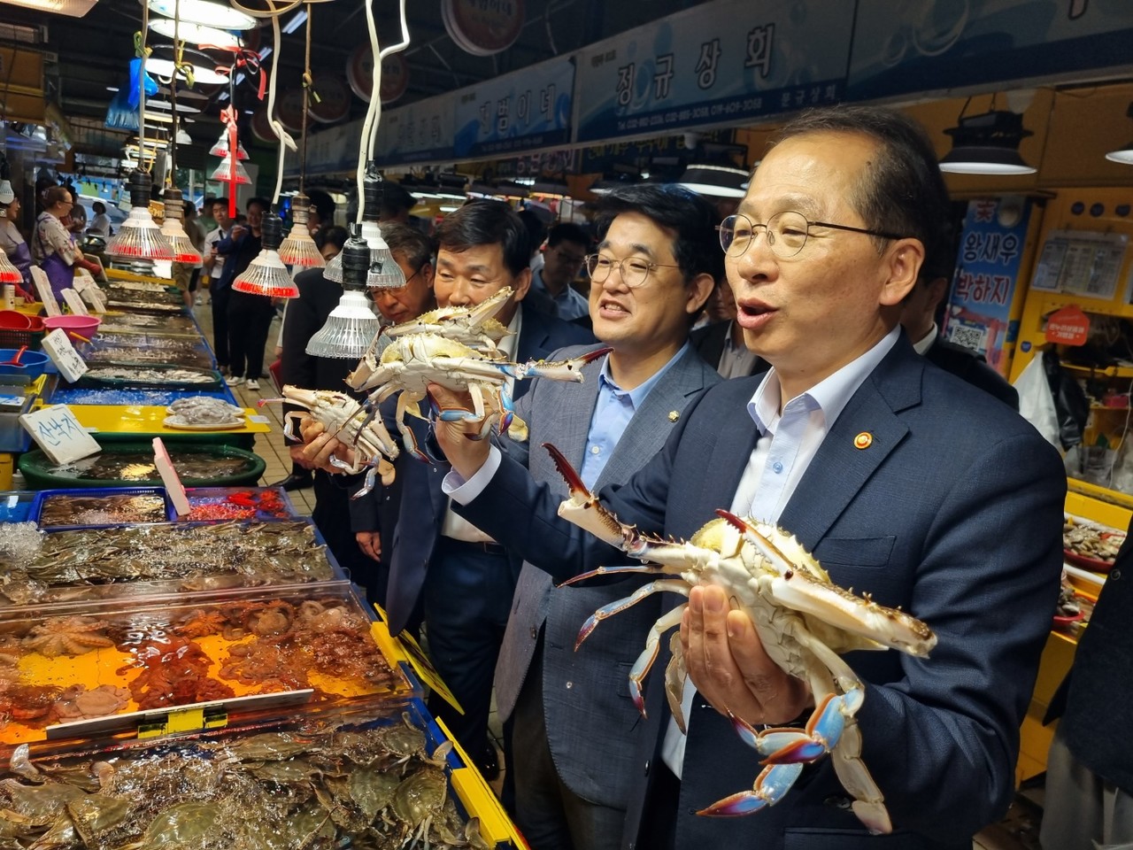 ▲28일 조승환 해양수산부 장관과 배준영 의원이 인천 연안부두종합어시장을 방문했다.