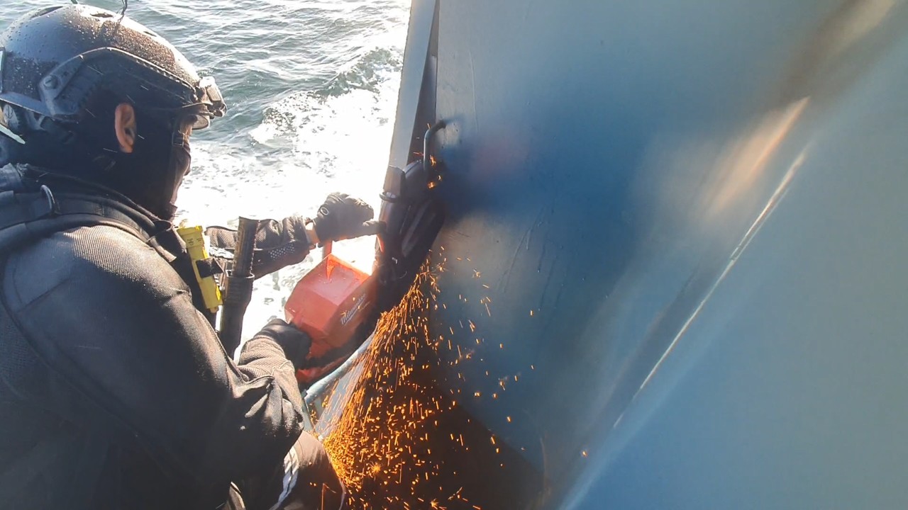 ▲폐쇄한 조타실 철문을 절단 중인 서특단 특수진압대원