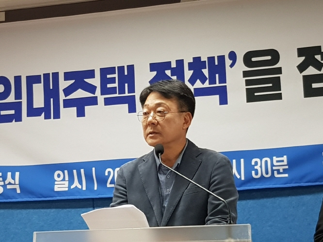 ▲26일 인천시청 브리핑룸에서 허종식 의원이 인천의 임대주택 정책 점검 기자회견을 진행했다.