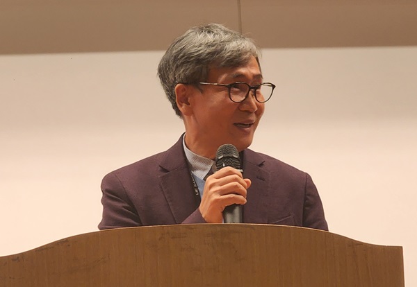 김철관 한국인터넷기자협회 상임고문이 공무원 노조 간부 대상 강연을 하고 있다.