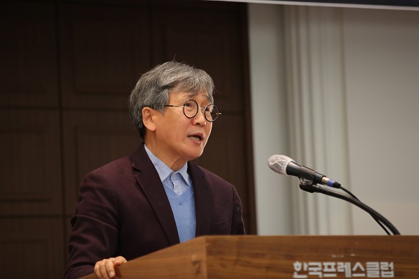 김철관 한국인터넷기자협회 전임 회장이 이임사를 하고 있다.