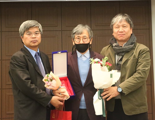 기자상 특별상을 받은 김철관 인터넷기자협회 전 회장이 이준희 회장, 이양섭 서울교통공사통합노조이원장으로부터 축하를 받고 있다.