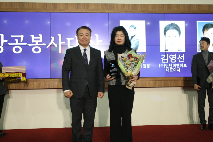 ▲제10회 올해의 봉사대상에서 김영선 (주)탄탄이엔에프 대표이사가 상공봉사대상을 수상했다.