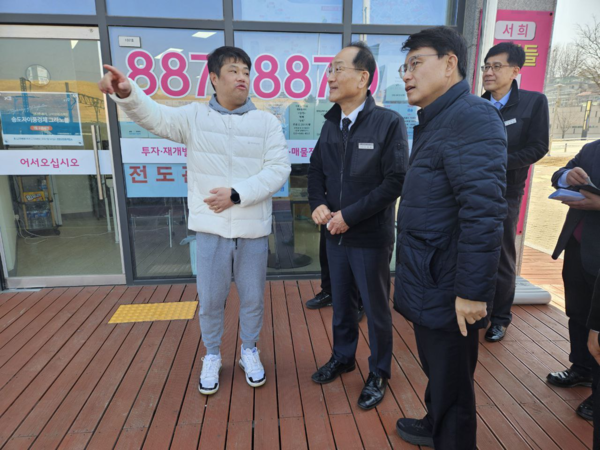 윤상현 의원이 14일 인천 숭의동 서희스타힐스타디움센트럴시티 소음방지 대책을 위해 현장을 둘러보고 있다.의원실 포토