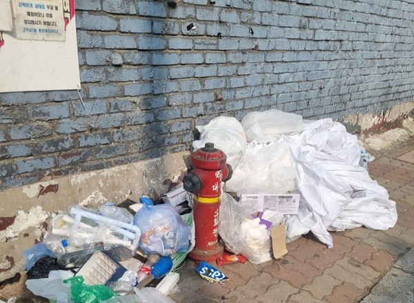 생활 쓰레기에 둘러쌓여 방치된 인천 서구의 한 소화전. 제보자 제공