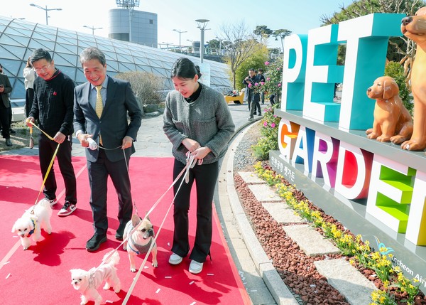 인천국제공항 제1교통센터 지하 1층 서편 녹지대에 마련된 펫가든에서 인천국제공항공사 이학재 사장(사진 가운데)이 강아지와 산책을 하고 있다. 공사 포토