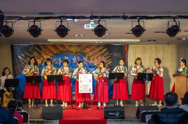 아트밴드가 우쿨렐레 오카리나의 연주를 선보이고 있다. ㈜연리지 포토