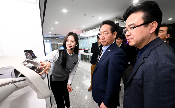 유정복 인천시장이 LG 사이언스파크를 살펴보고 있다. 인천시 포토