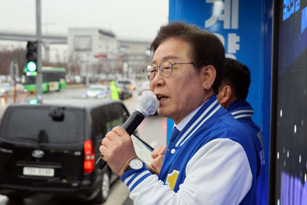 차량에서 유세하는 인천 계양을 이재명 후보. 캠프 포토