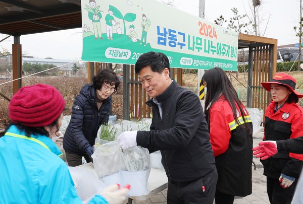 식목일 행사에 참여한 박종효 인천 남동구청장. 남동구 포토