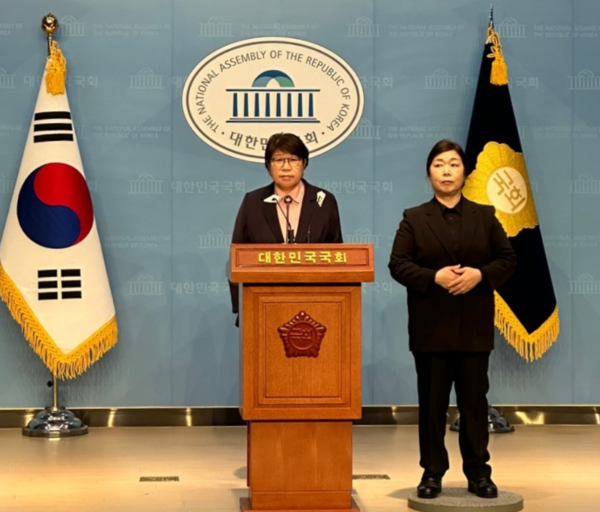 국회 소통관에서 기자회견하는 김성해 전 인천 연수구의회 의장. 김 전 의장은 최근 정승연 후보 지지를 선언했다. 김성해 제공