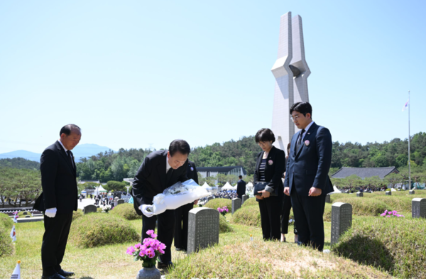 지난 18일 윤석열 대통령이 광주 국립5·18민주묘지에서 개최된 제44주년 5·18민주화운동 기념식에 참석해 헌화하고 있다.  대통령실 사진.